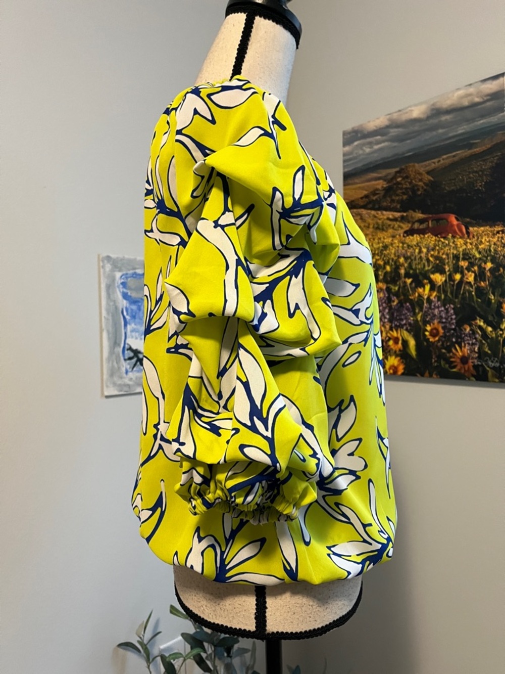 CeCe Floral Blouse. - Picture 8 of 12
